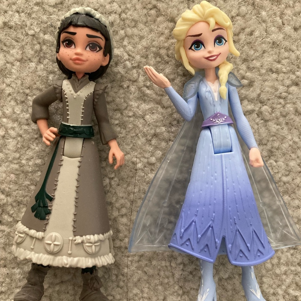 Disney Frozen 2 Elsa and Honeymaren Mini Figure Set